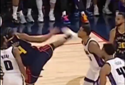 抬腳過高踢到了對(duì)手下巴！NBA官方：穆迪這一動(dòng)作被判1級(jí)惡犯